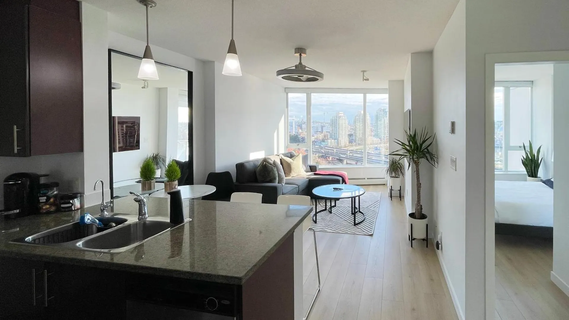 Condo Downtown Vancouver - Near Rogers Arena & Bc Place W Parking Apartment