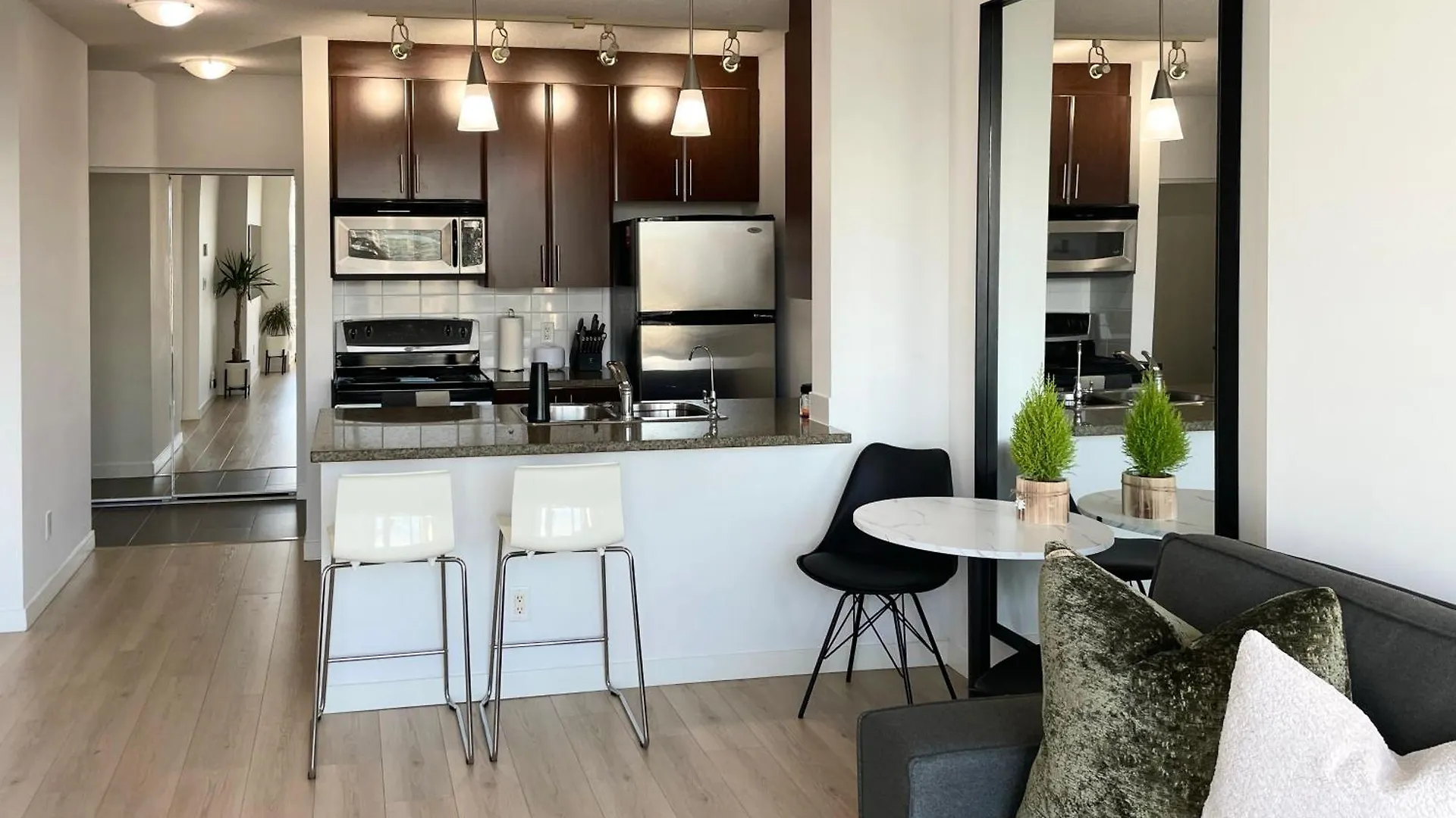 Apartment Condo Downtown Vancouver - Near Rogers Arena & Bc Place W Parking