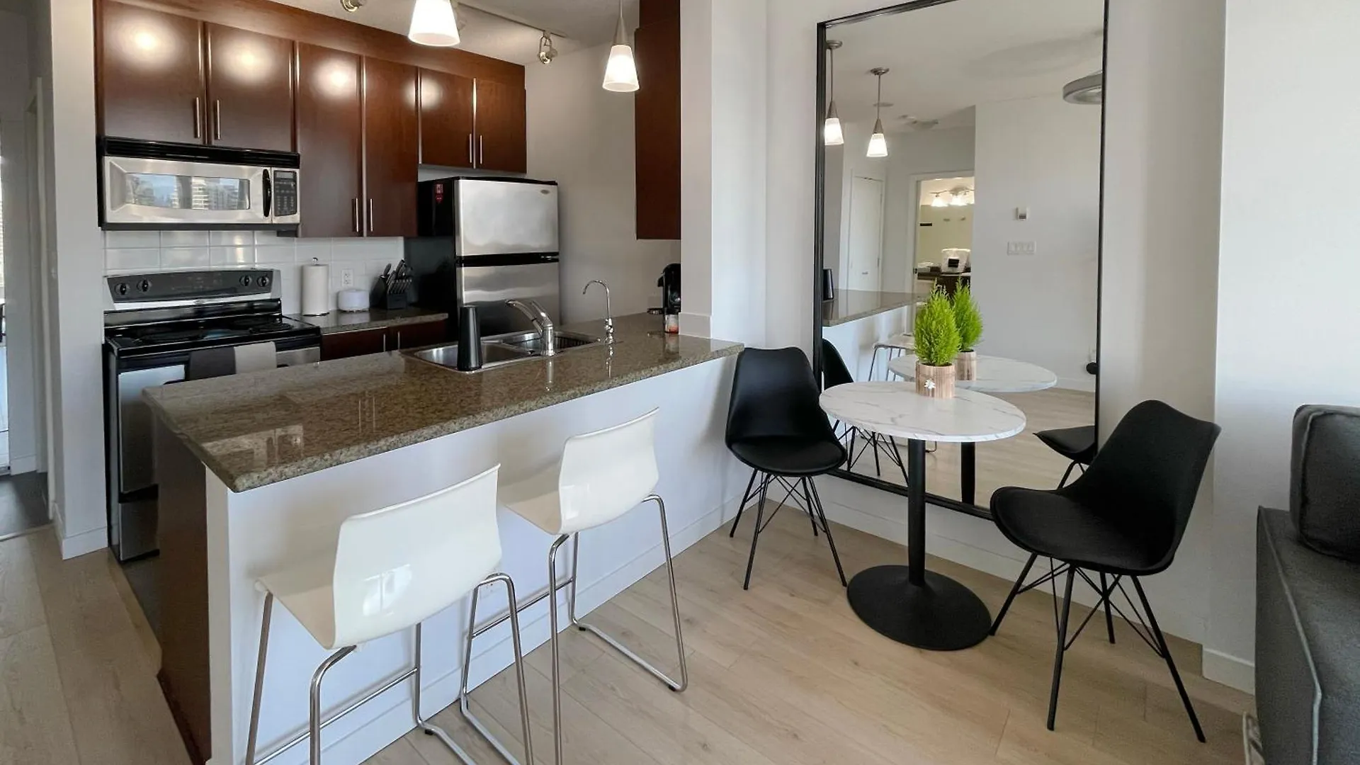 Apartment Condo Downtown Vancouver - Near Rogers Arena & Bc Place W Parking