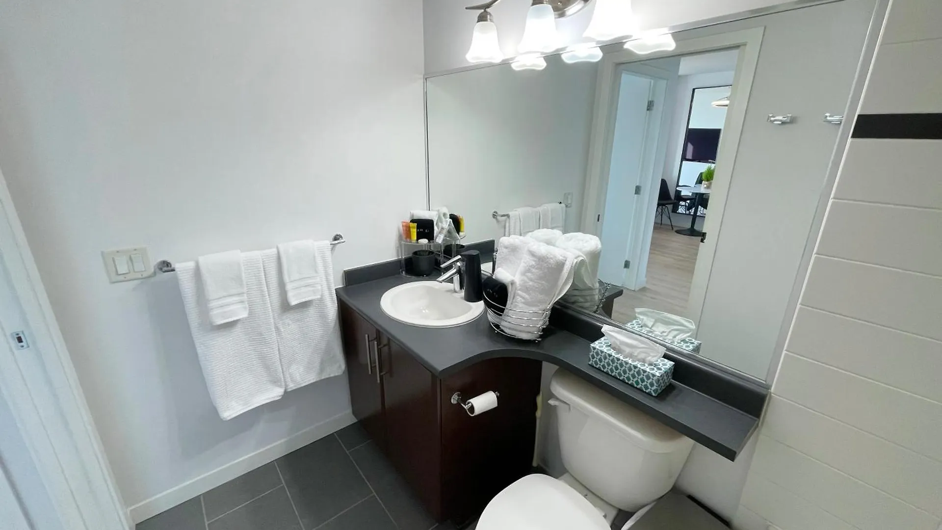 Apartment Condo Downtown Vancouver - Near Rogers Arena & Bc Place W Parking