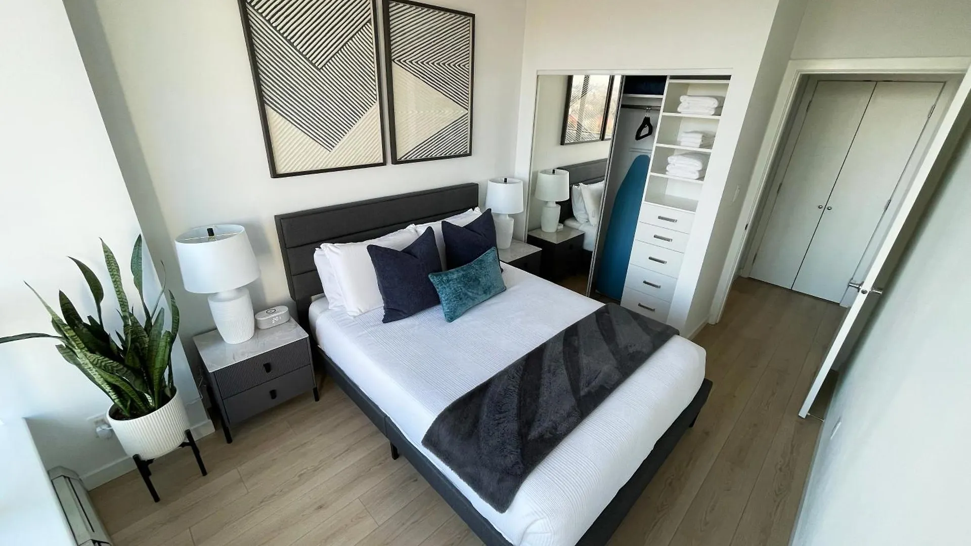 Apartment Condo Downtown Vancouver - Near Rogers Arena & Bc Place W Parking